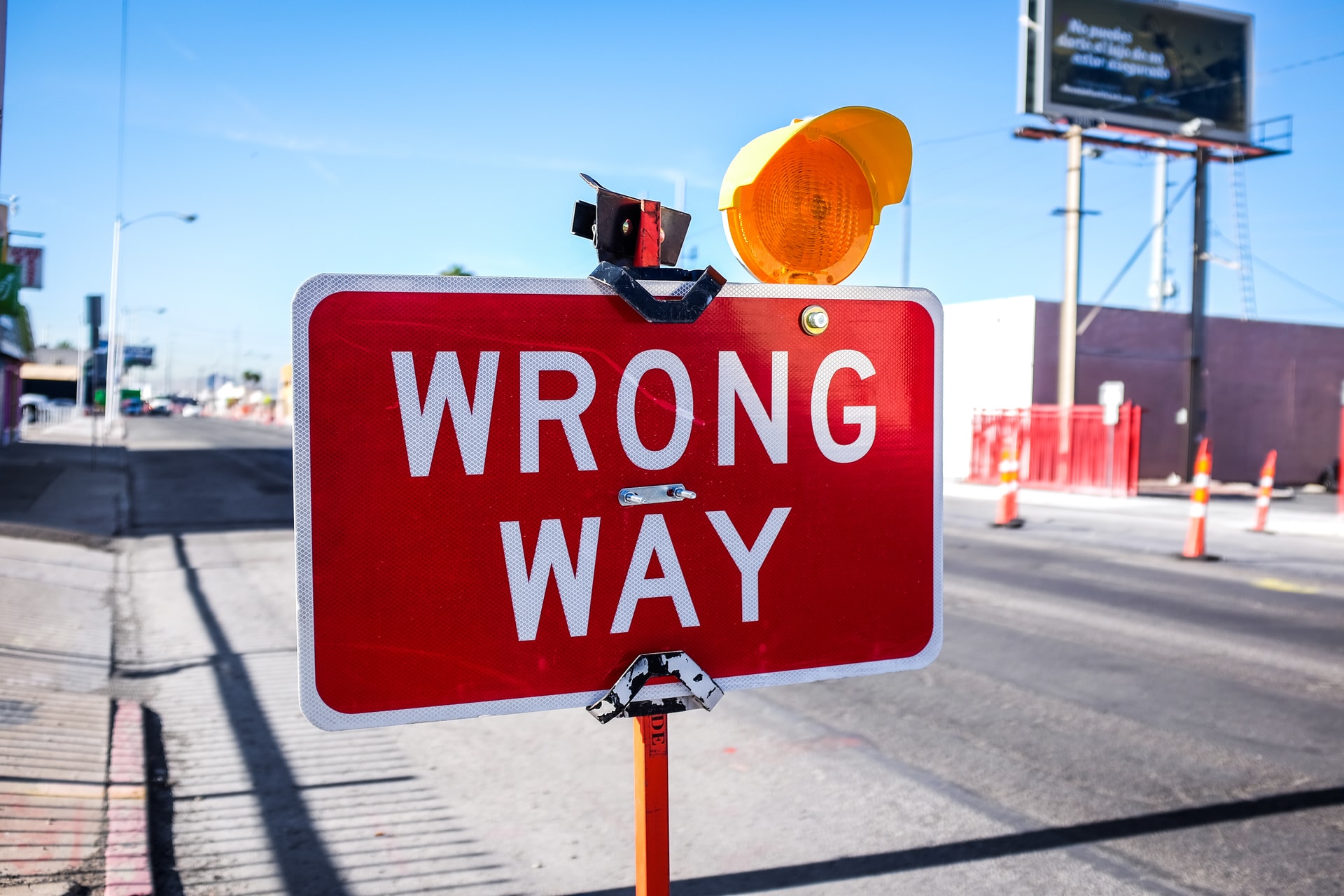Picture of a Wrong way sign